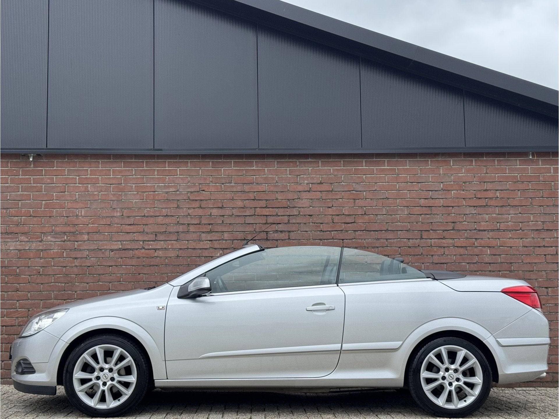 Opel Astra TwinTop 1.8 ENJOY | NL-AUTO! | LEDER! | NAVI!, Auto's, Voorwielaandrijving, Gebruikt, Zwart, 4 cilinders