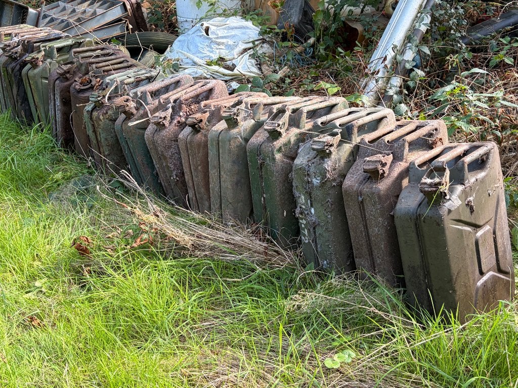 Oude stalen leger jerrycans, Ophalen, Overige soorten, Nederland, Kist of Geocache