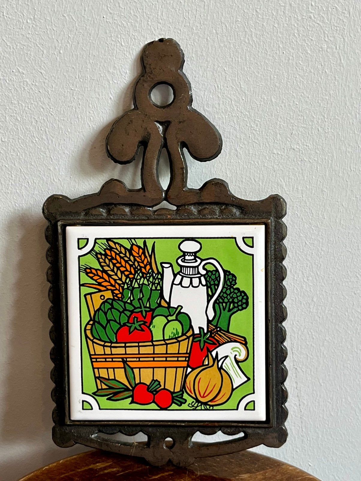Vintage retro trivet/ wandtegel groen groentenmand, Ophalen of Verzenden, Steen/keramiek, Overige merken, Groen