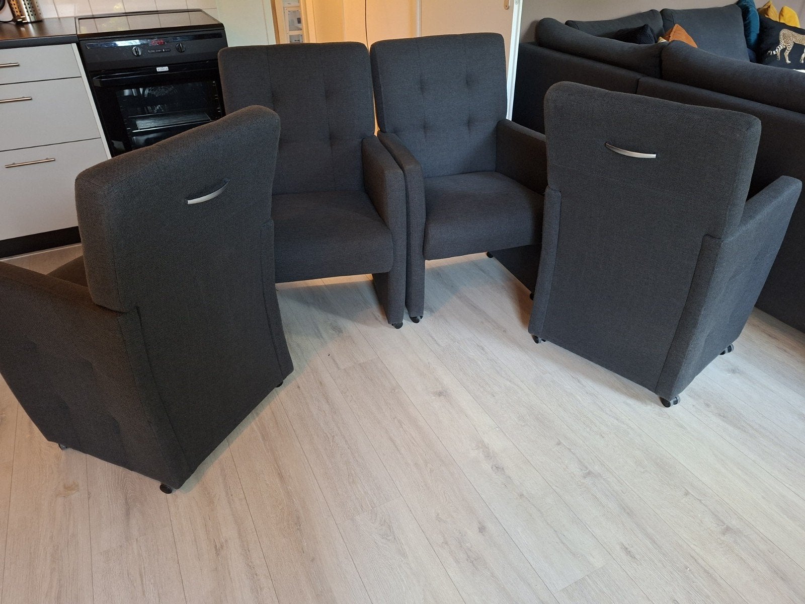 prachtige stoelen met wielen! 4 stuks, Huis en Inrichting, Ophalen, Blauw, Stof, Vier