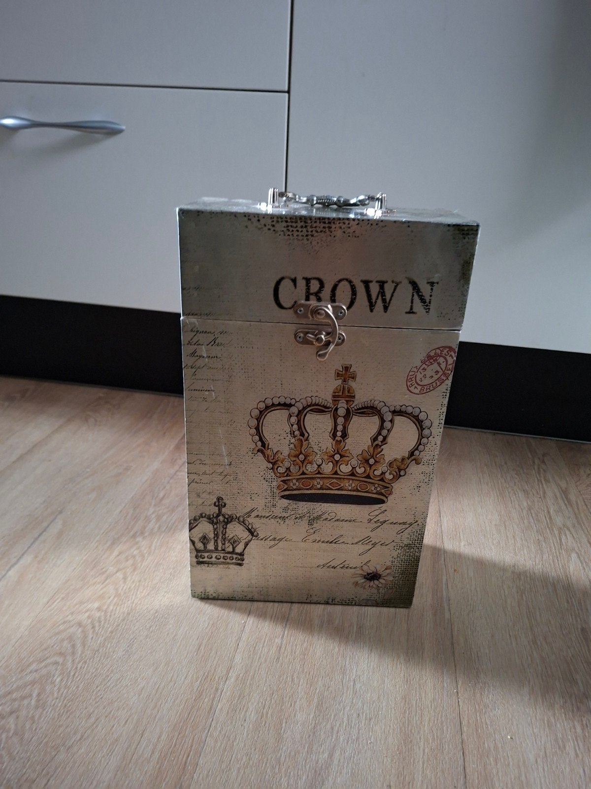 Wijnen kastje kroontjes, Ophalen, Zo goed als nieuw