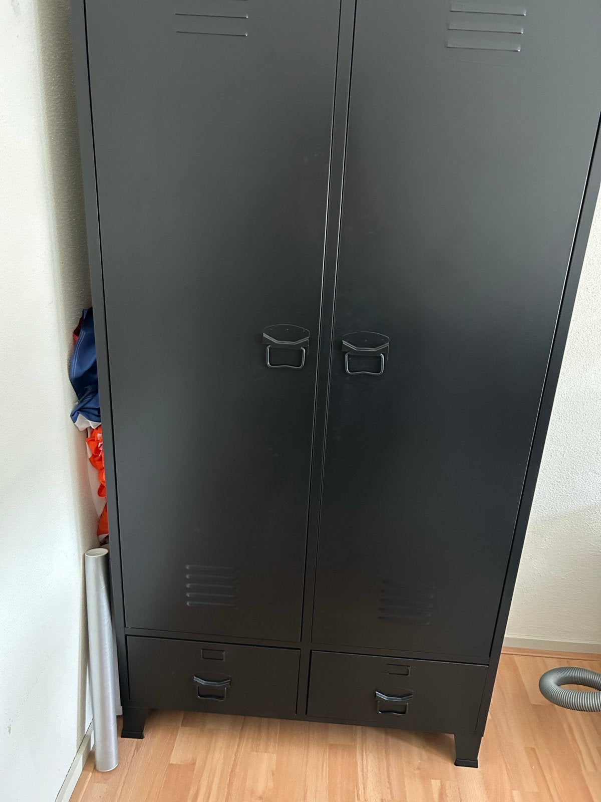Zwarte metalen kledingkast met lades en hangruimte, Ophalen, 50 tot 100 cm, Zo goed als nieuw, Metaal