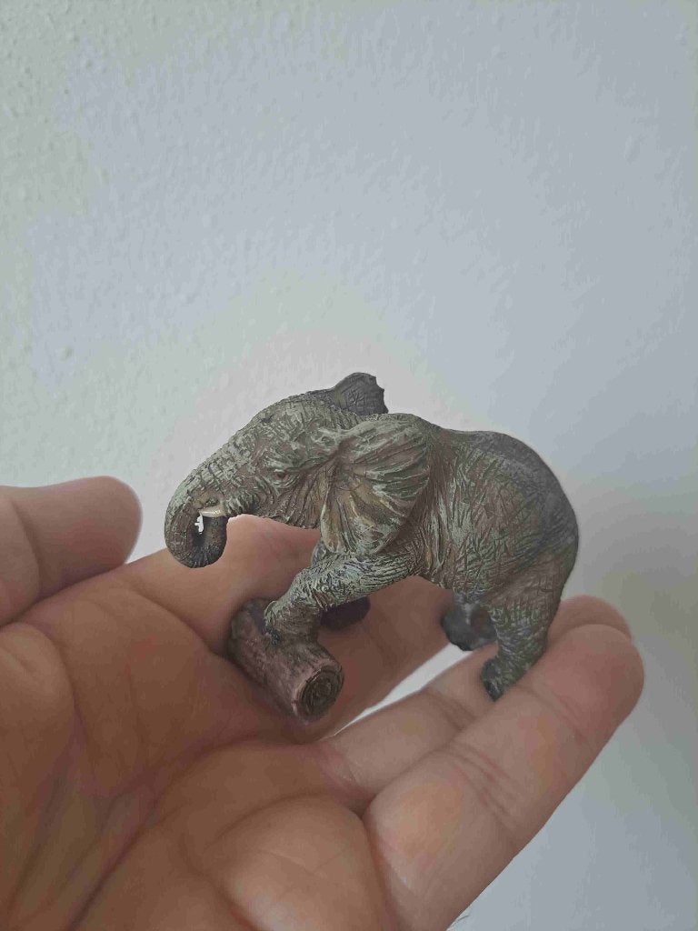 Olifant met Boomstronk Beeldje - Kunsthars 8x3x6cm, Ophalen of Verzenden, Zo goed als nieuw, Wild dier, Beeldje of Figuurtje