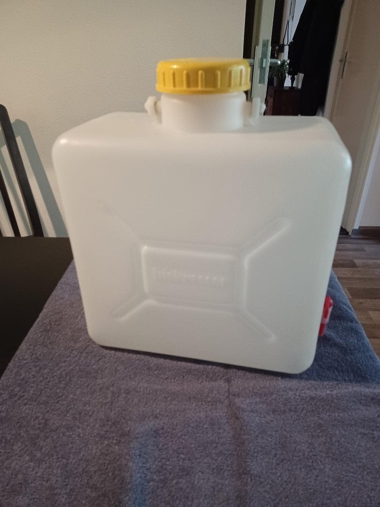 Jerrycan 10 liter met kraan, ideaal voor kamperen, Ophalen of Verzenden, Gebruikt