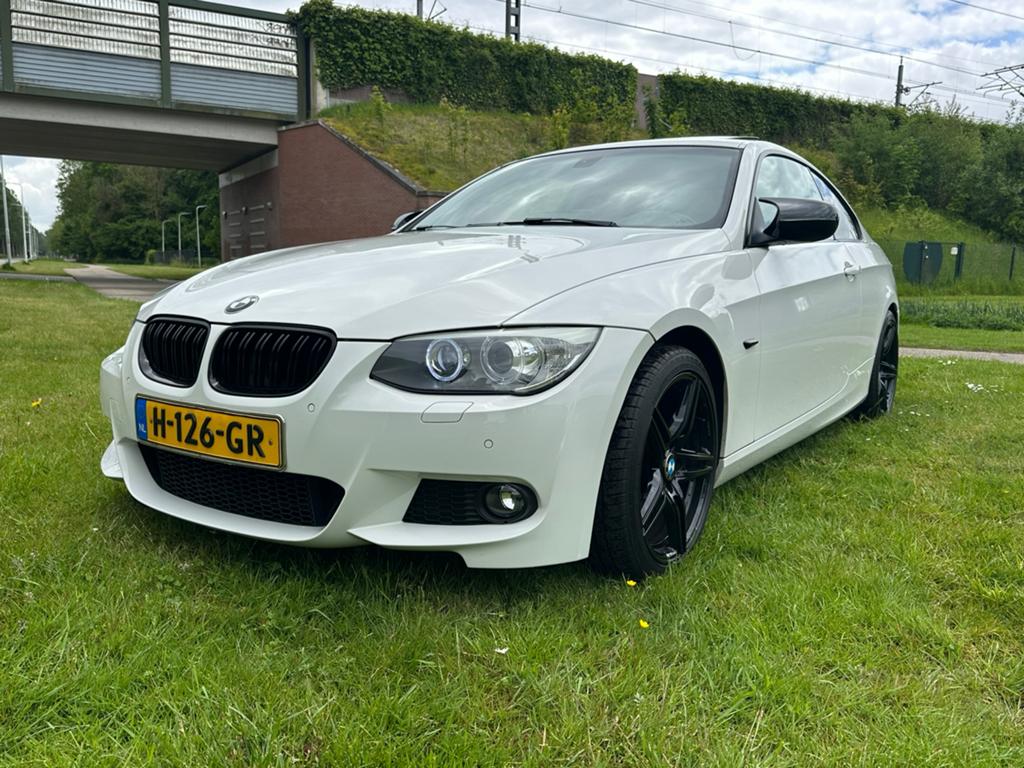 BMW 3-Serie 2.0 I coupe M pakket sport en sound uitlaat, Euro 5, Zwart, 4 stoelen, Wit
