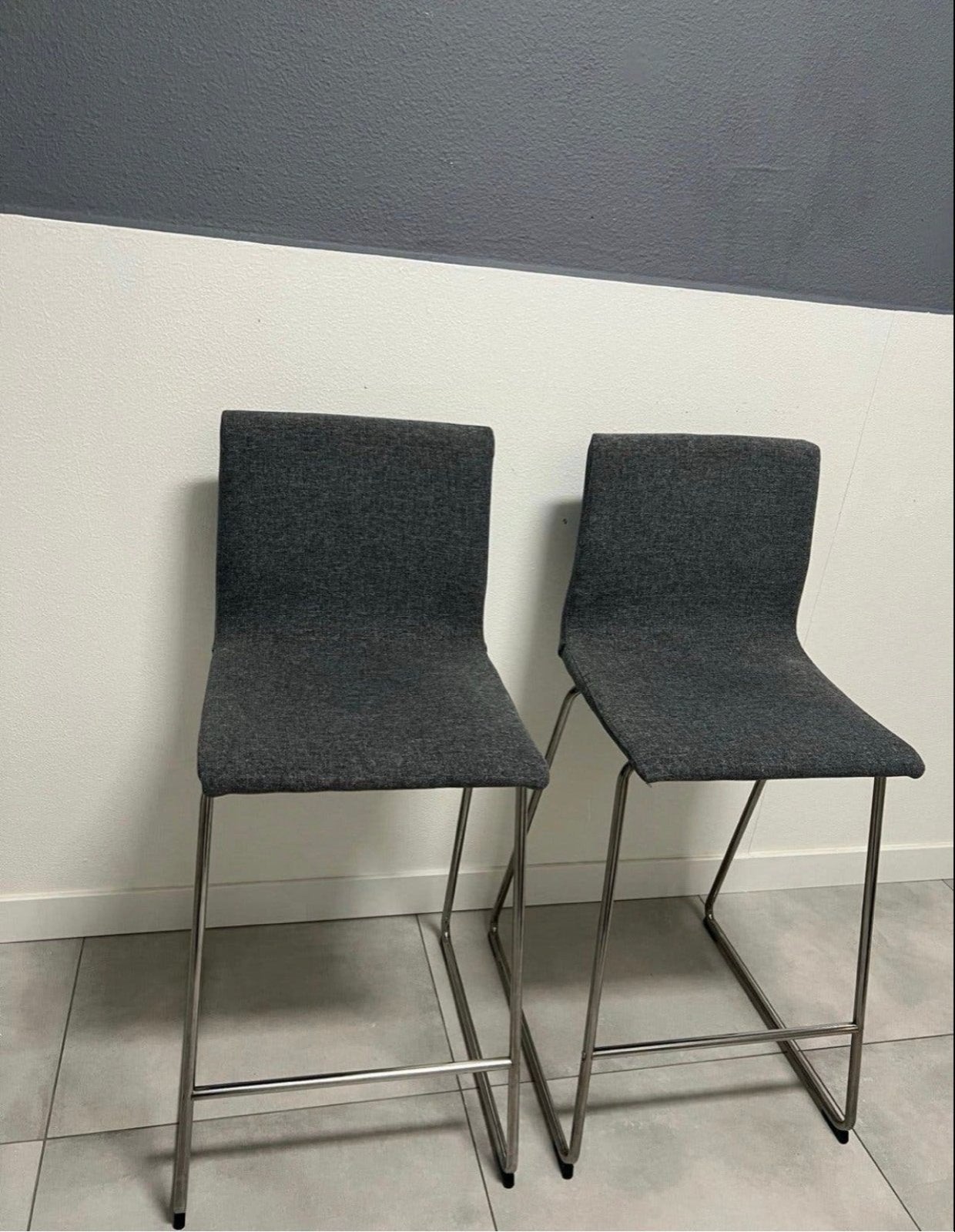 Set van 2 moderne barkrukken - Grijs met metalen onderstel, Ophalen, Gebruikt, 60 tot 90 cm, Metaal