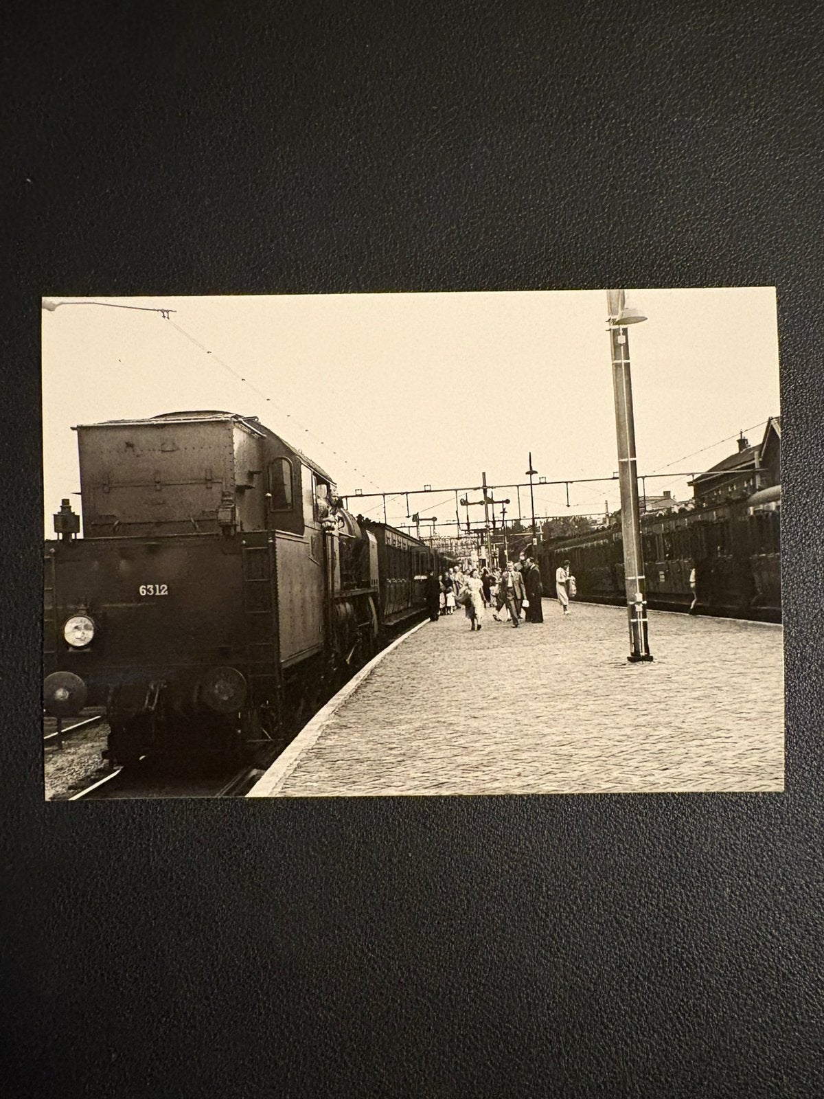Foto stoomlocomotief NS 6312 op een onbekend station (±1955), Ophalen of Verzenden, Gebruikt, Trein