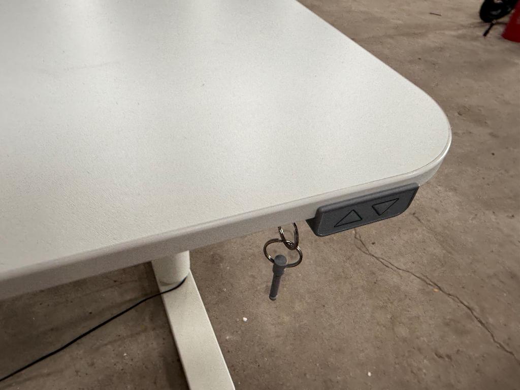Wit elektrisch zit-sta bureau - Zo goed als nieuw, Ophalen, Zit-sta bureau, 120 cm, Spaanplaat of MDF