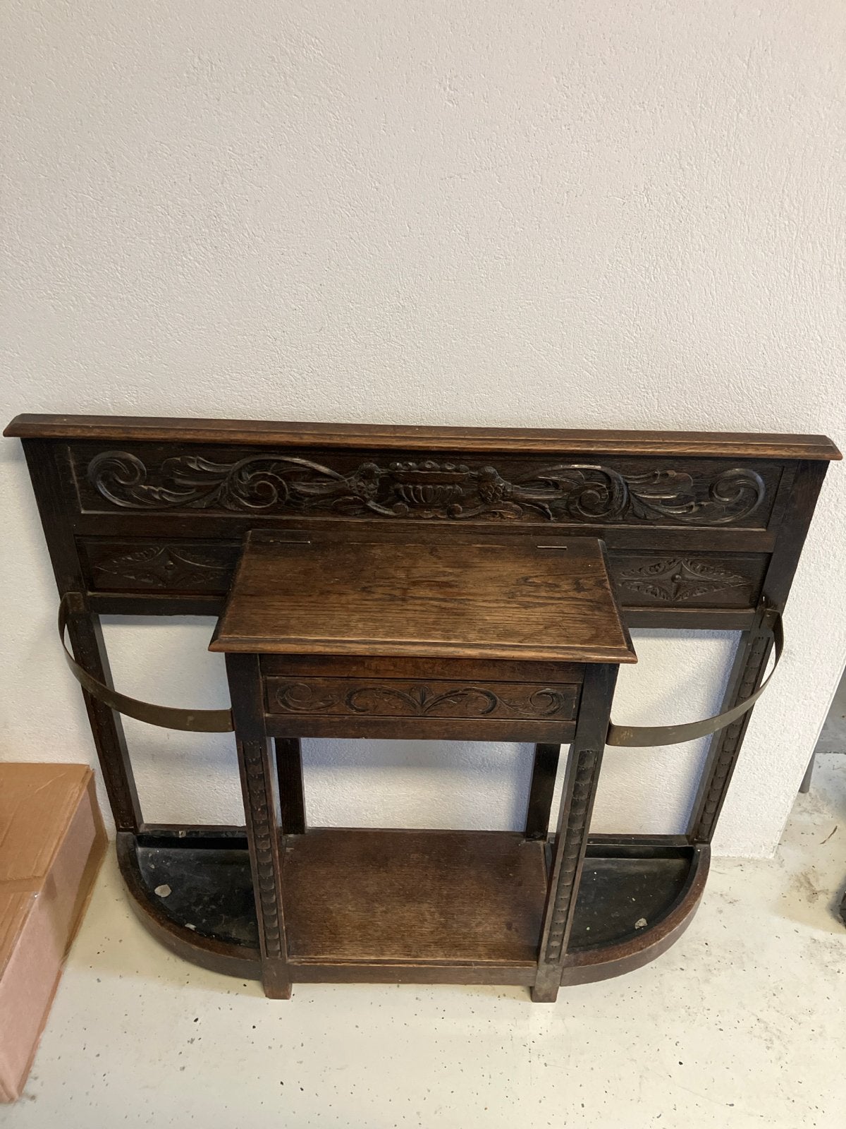 Antieke houten tafeltje met paraplubak en snijwerk, Antiek en Kunst, Ophalen