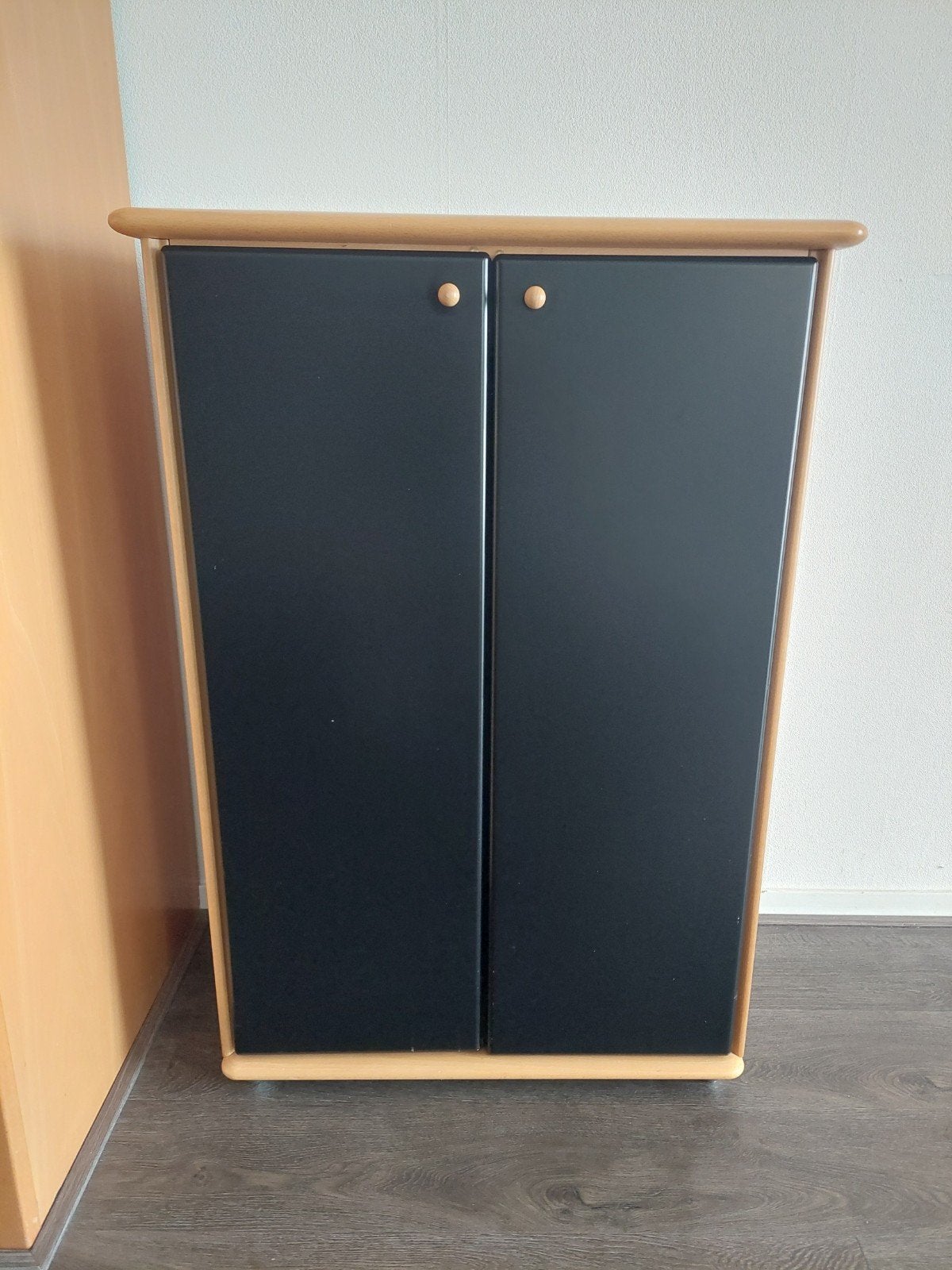 Hülsta kastje met zwarte deuren en planken, Ophalen, Gebruikt
