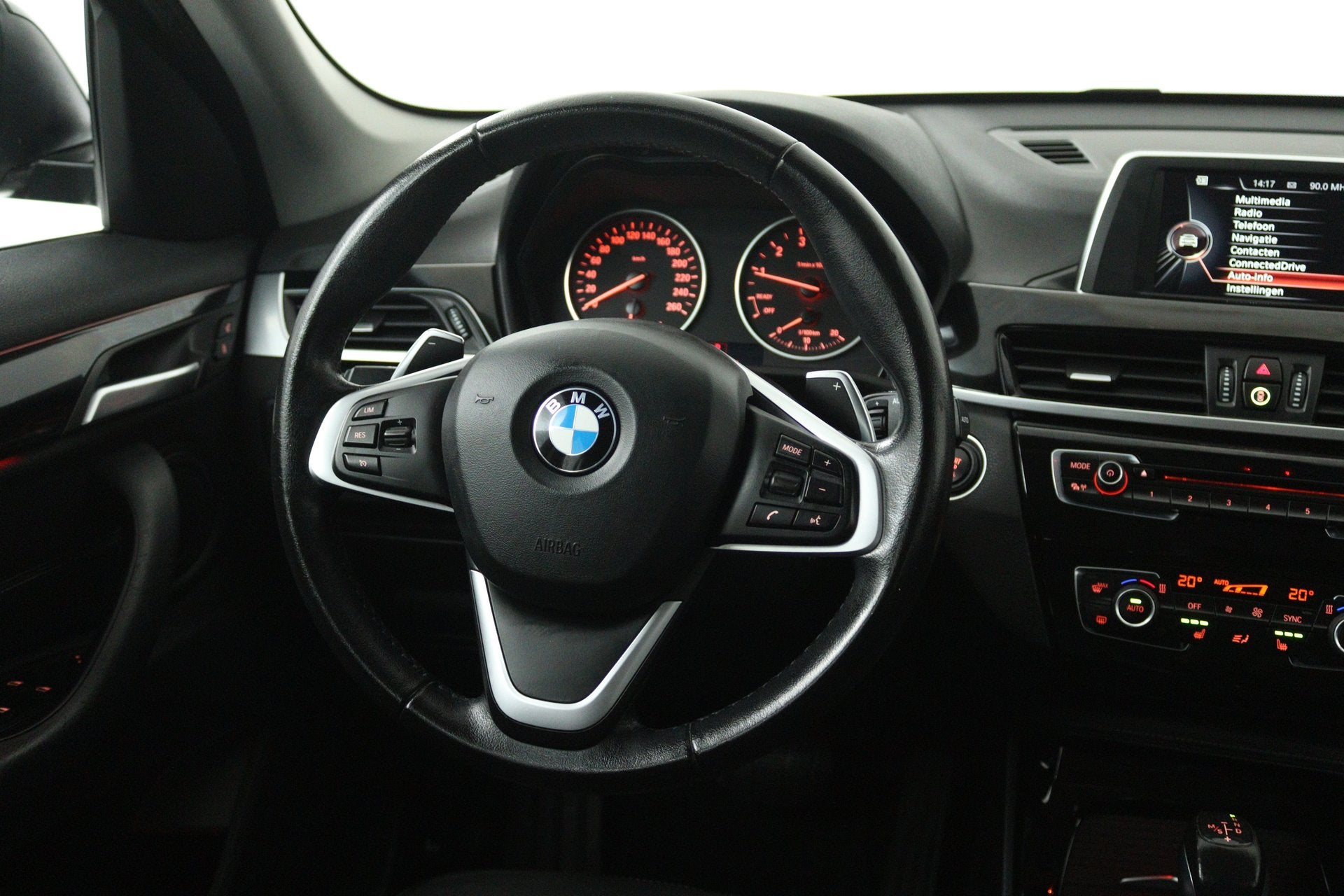 BMW X1 sDrive20i (CAMERA, STOELVERWARMING, TREKHAAK), Auto's, 1998 cc, Bruin, Leder en Stof, Origineel Nederlands