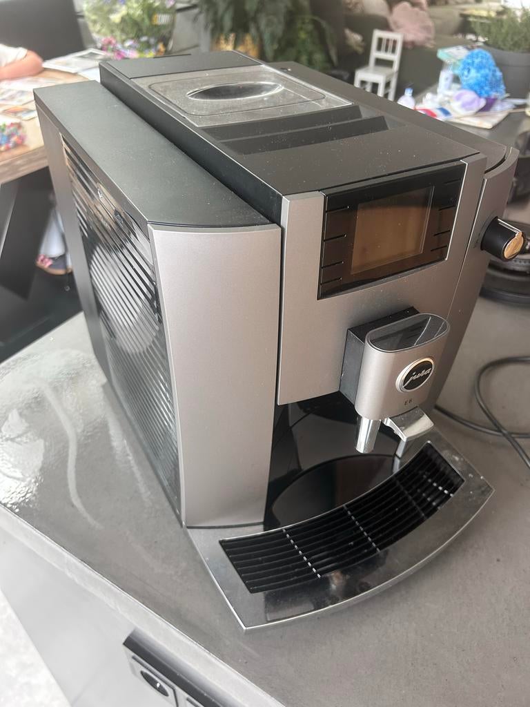 Jura E6 Koffiemachine - Platina, Afneembaar waterreservoir, Koffiemachine, Zo goed als nieuw, 4 tot 10 kopjes