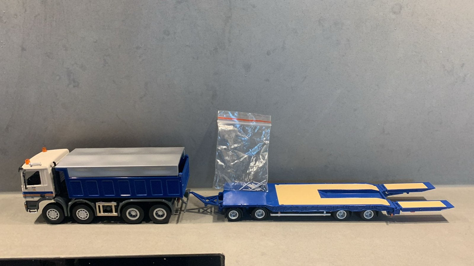 NZG ‘KWS’ mercedes en ASD nooteboom dieplader, Hobby en Vrije tijd, Modelauto's | 1:50, Ophalen of Verzenden, Zo goed als nieuw