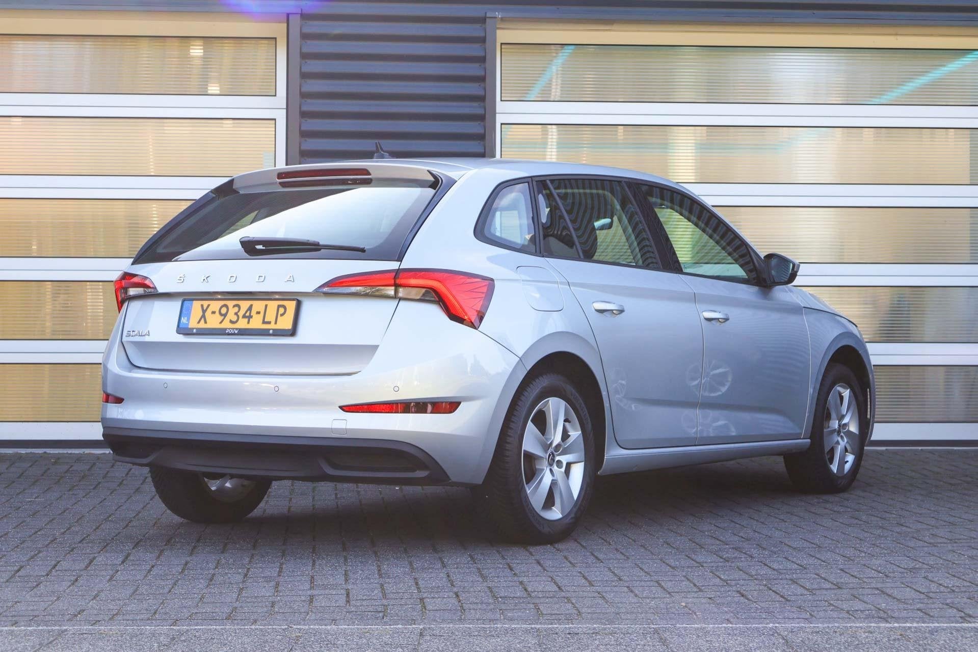 Skoda Scala 1.0 TSI 110pk Ambition | Navigatie | Parkeersens, Auto's, Voorwielaandrijving, 12 maanden, Gebruikt, 49 €/maand