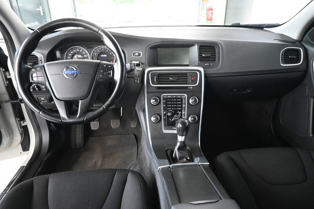 Volvo V60 1.6 T3 Kinetic Cruise control Clima Lichtmetaal Na, Auto's, Volvo, Voorwielaandrijving, Gebruikt, 4 cilinders, Wit