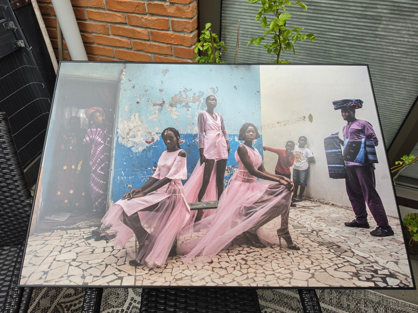 Grote ingelijste foto:'The Pink Collection' Finbarr O'Reilly, Gebruikt, Ophalen of Verzenden, 100 tot 125 cm, Foto of Poster