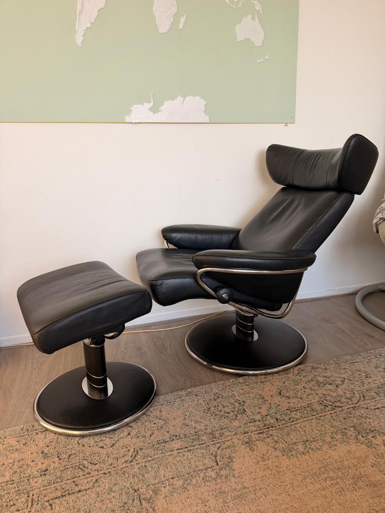 Design Stressless Jazz lere relax fauteuil met hoeker, Ophalen, Zo goed als nieuw, 50 tot 75 cm