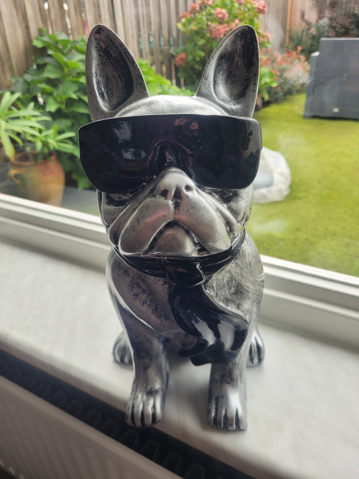 Stoere Franse Bulldog met zonnebril en stropdas, Huis en Inrichting, Kunststof, Ophalen of Verzenden, Zo goed als nieuw, Modern