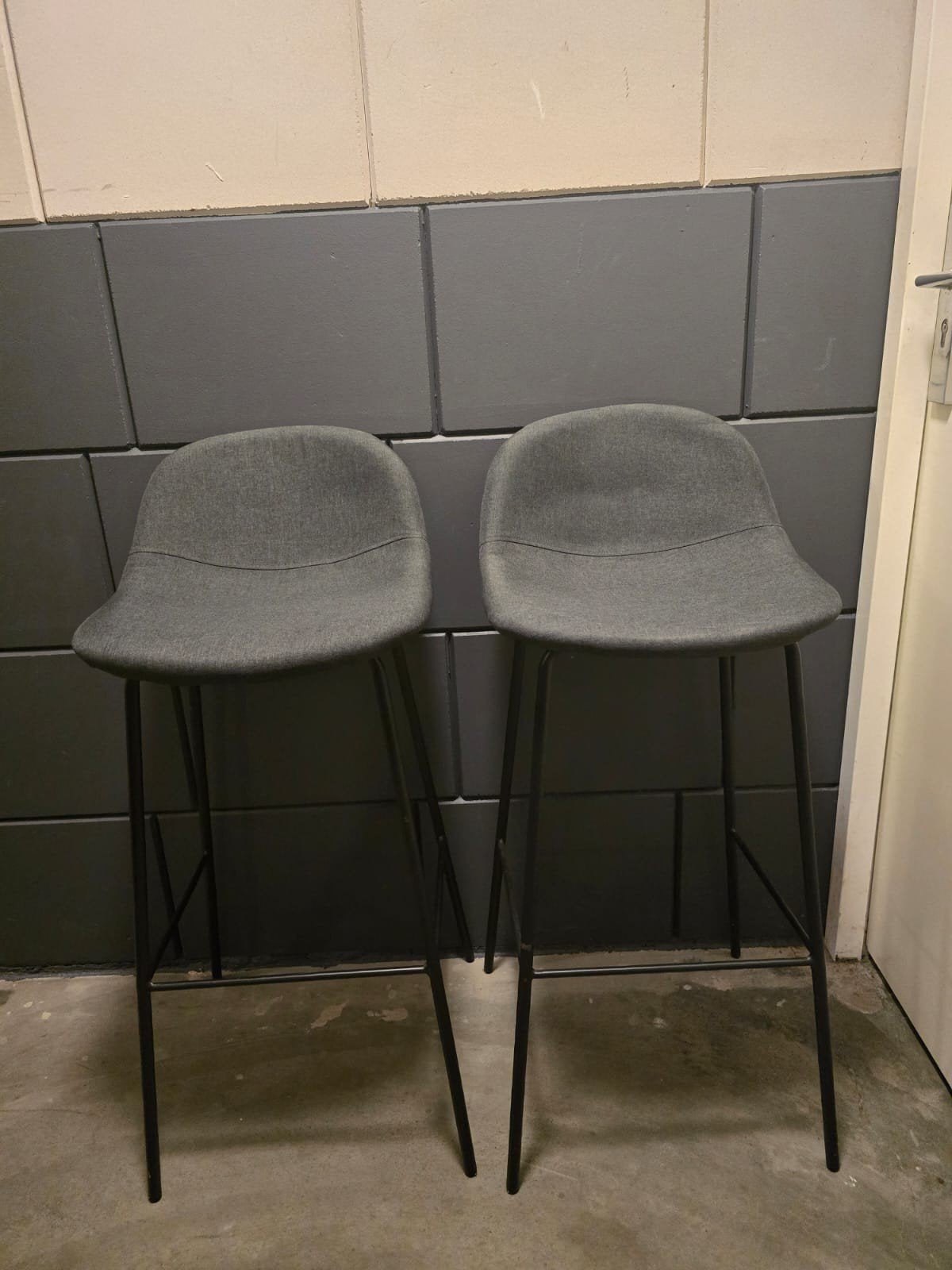 Set van 2 moderne barkrukken - grijs, Ophalen, Zo goed als nieuw, 90 cm of meer, Metaal