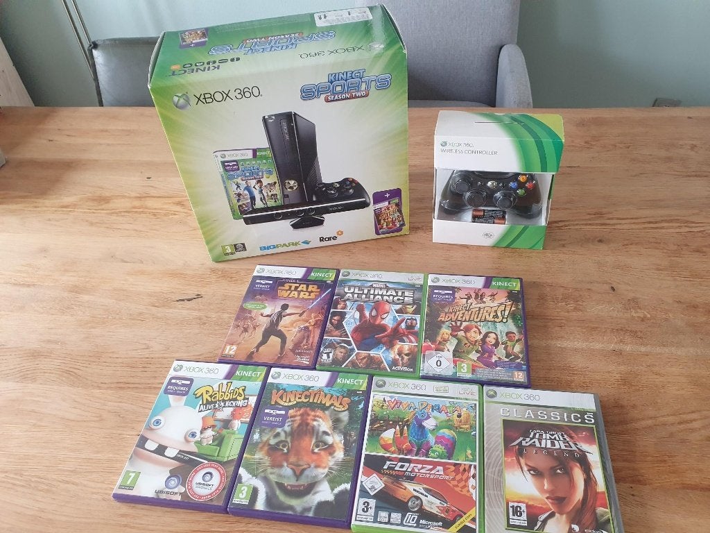 Xbox360 Kinect Sports season two + 2 Controllers + 7 Games, Spelcomputers en Games, Met 2 controllers, Ophalen of Verzenden, Zo goed als nieuw