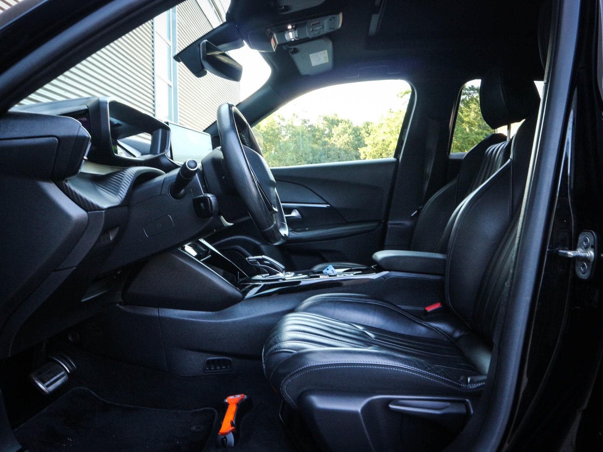 Peugeot e-2008 EV GT Pack 50 kWh Clima | Navi | Leer | Stoel, Auto's, Automatische klimaatregeling, 136 pk, Zwart, Zwart