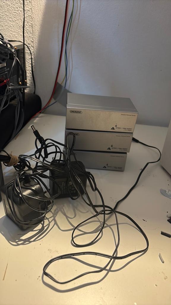 Eminent AB7802 2-poorts VGA video splitters, Ophalen, Zo goed als nieuw
