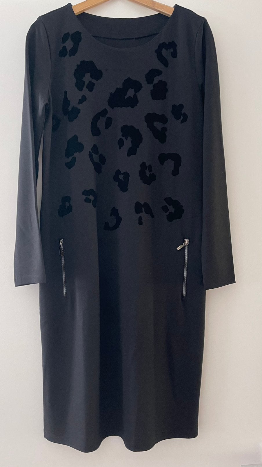 Zwarte jurk met luipaardprint en ritsdetails, Kleding | Dames, Maat 38/40 (M), Zwart, Ophalen of Verzenden, Zo goed als nieuw