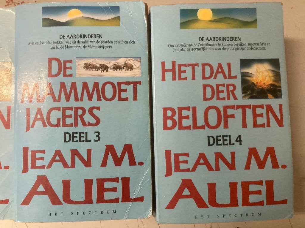 T.K. De aardkinderen deel 1 t/m 4, Ophalen of Verzenden, Gelezen, Jean M. Auel