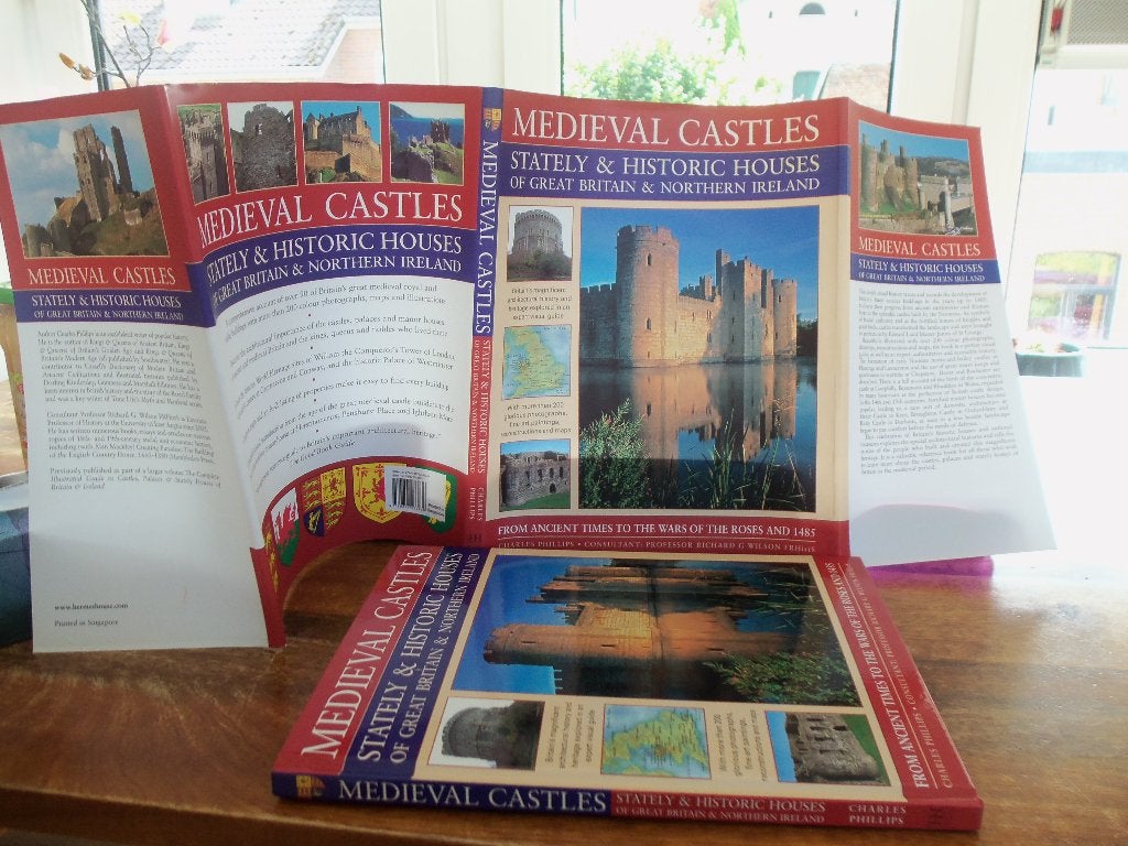 BOEK CHARLES PHILLIPS-MEDIEVAL CASTLES., 14e eeuw of eerder, Europa, Ophalen of Verzenden, Zo goed als nieuw