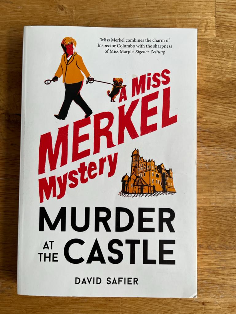 Miss Merkel Mystery: Murder at the Castle - David Safier, Boeken, Ophalen of Verzenden, Zo goed als nieuw