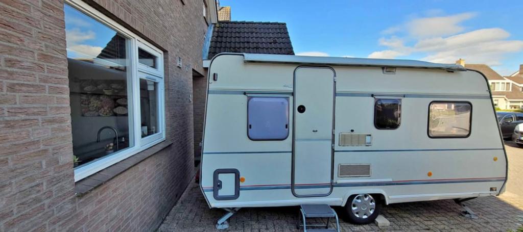 Büstner Carvan alles werkt perfect, Caravans en Kamperen, Caravans, Rondzit, Omvormbare zithoek, Particulier, 4 tot 5 meter