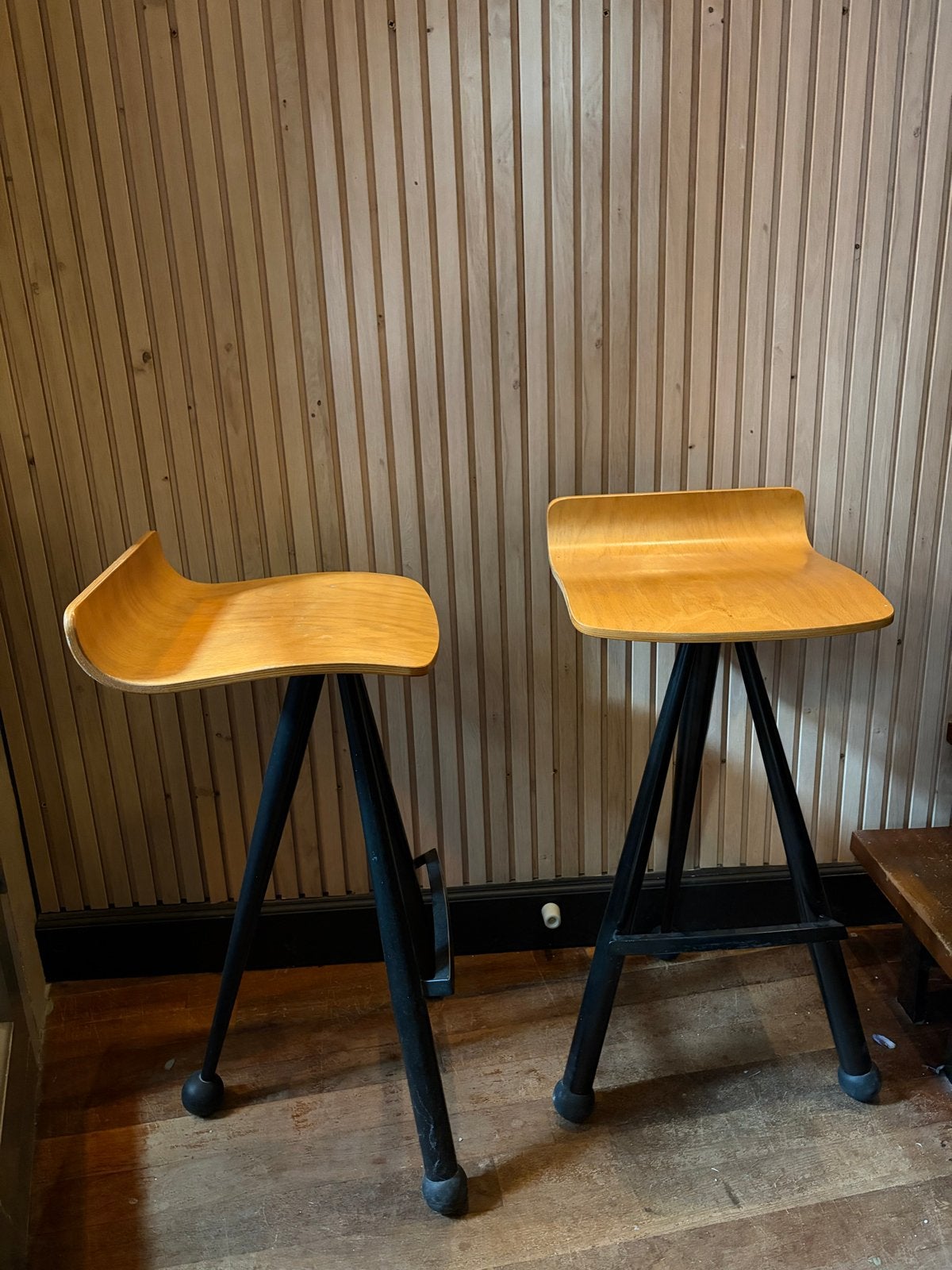 2 Design barkrukken van hout en metaal, Ophalen, Gebruikt, 60 tot 90 cm, Hout