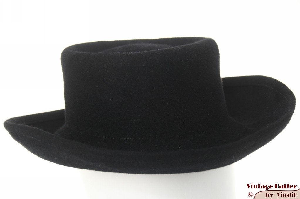 Vintage Dameshoed Seeberger zwart velour 56 gratis verzenden, 56 of 57 cm (M, 7 of 7⅛ inch), Hoed, Ophalen of Verzenden, Zo goed als nieuw