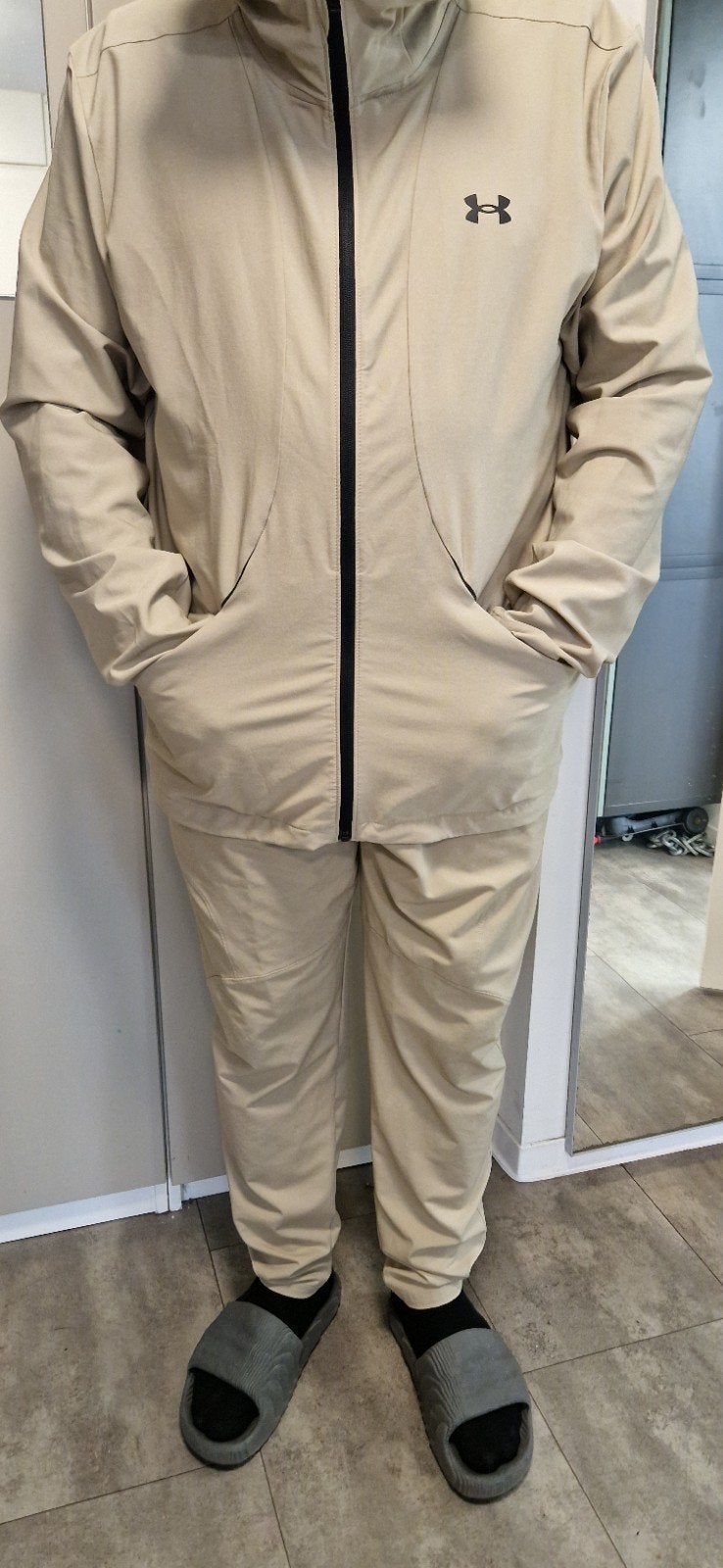 Under Armour Trainingspak XL - Zo goed als nieuw, Kleding | Heren, Beige, Under Armour, Maat 56/58 (XL), Ophalen of Verzenden
