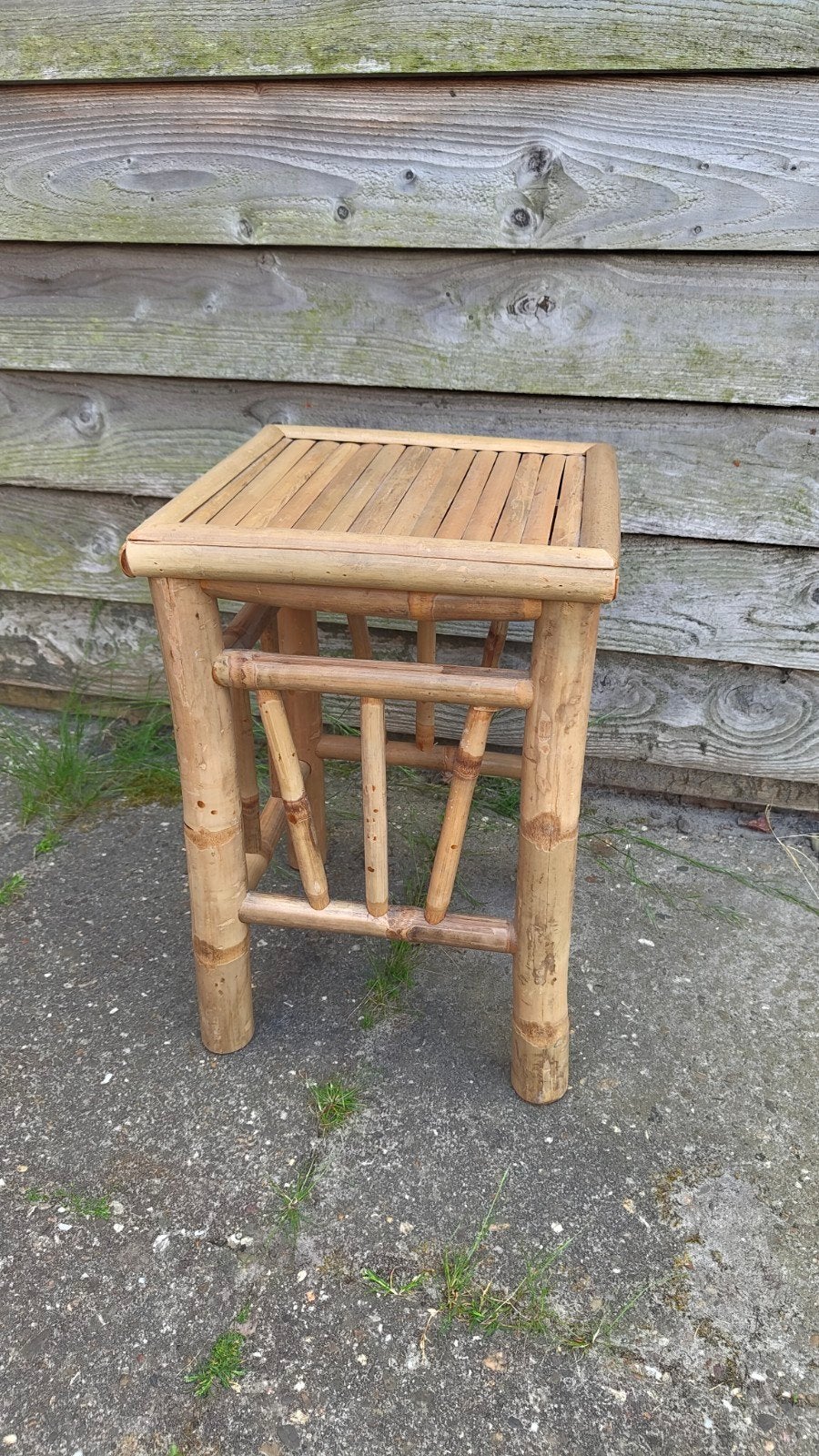 Rustiek bamboe krukje / bijzettafeltje, Huis en Inrichting, Krukjes, Ophalen, Gebruikt, Hout