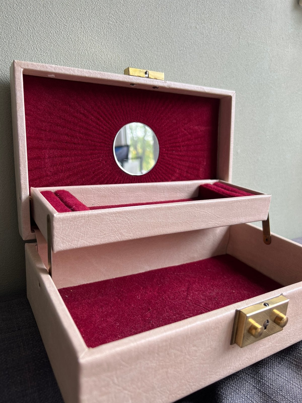 Vintage sieradendoos met sleutel – crème & bordeauxrood, Gebruikt, Verzenden, Met slot, Roze
