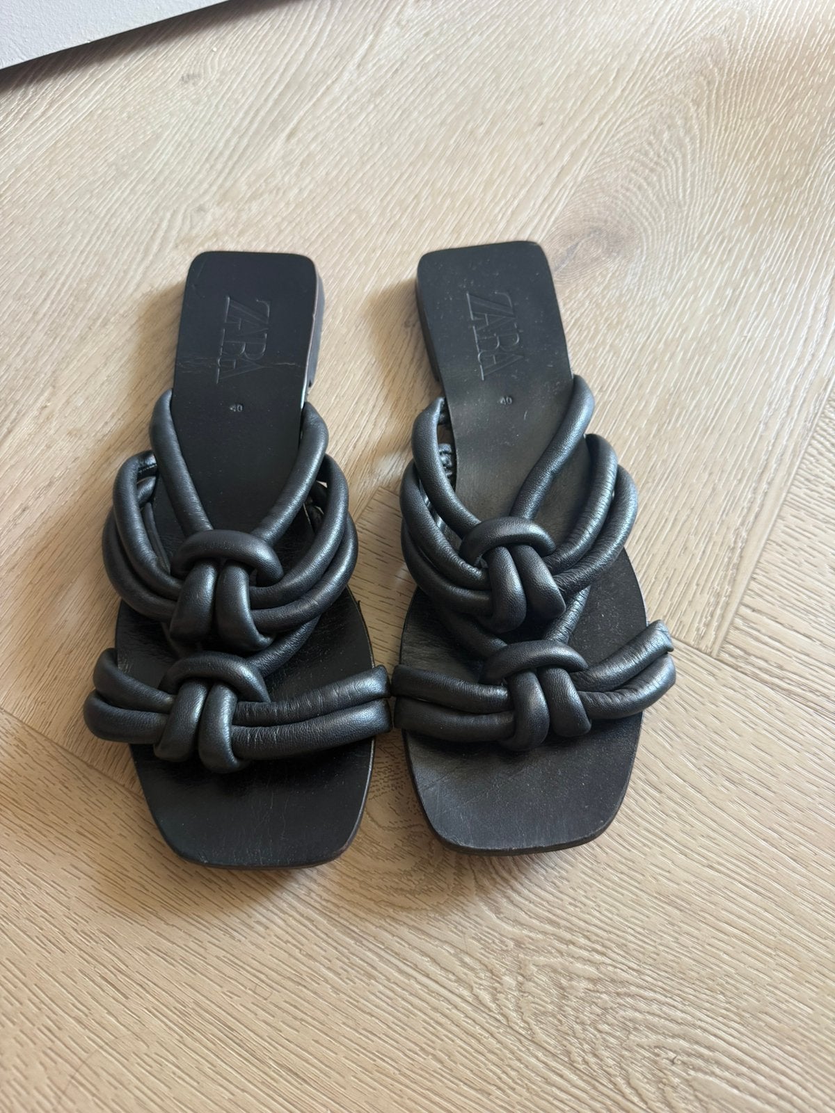 Zwarte slippers, Ophalen of Verzenden, Zo goed als nieuw, Zwart