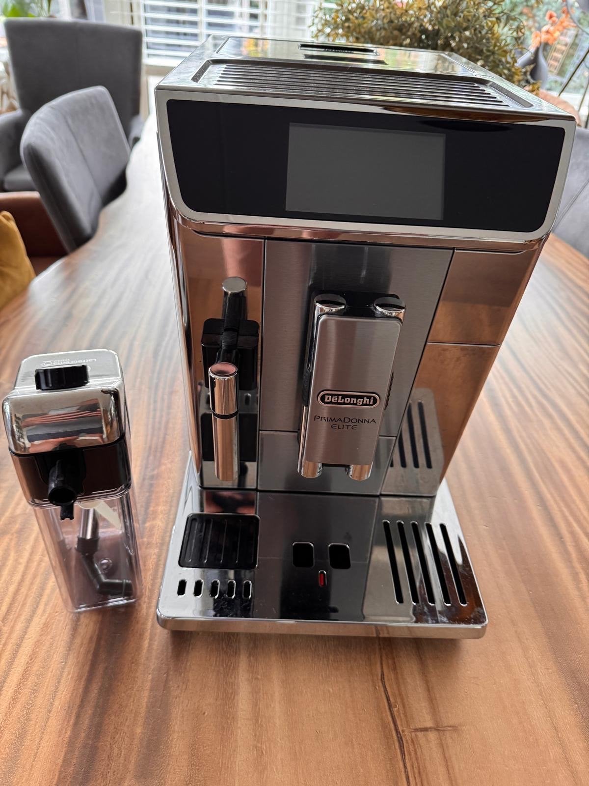 Foto 8 van DeLonghi PrimaDonna Elite volautomatische koffiemachine