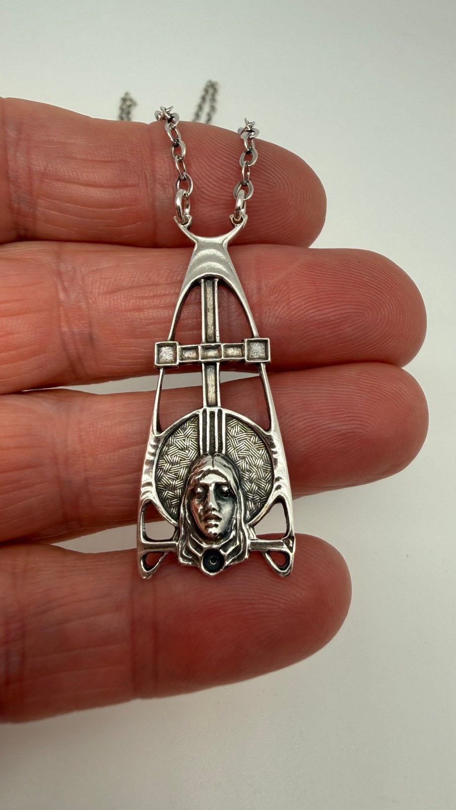 Antiek zilveren religieuze hanger aan lange ketting, Verzenden, Gebruikt, Zilver, Kruis of Symbool