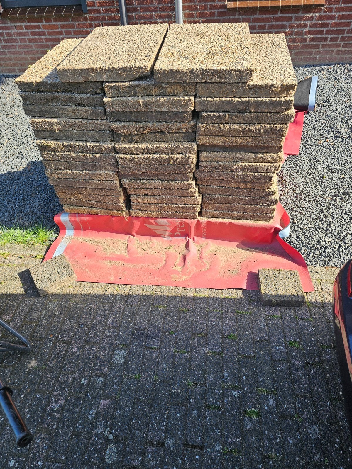 Gratis grindtegels ongeveer 20m2 liggen ook nog 2 natuurstee, Ophalen, Gebruikt, 10 m² of meer, Beton