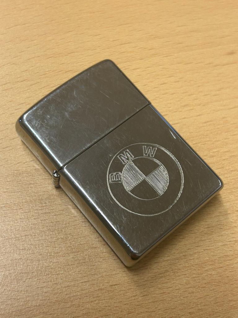 Zippo aansteker met BMW logo, Verzamelen, Rookartikelen, Aanstekers en Luciferdoosjes, Ophalen of Verzenden, Gebruikt, Aansteker