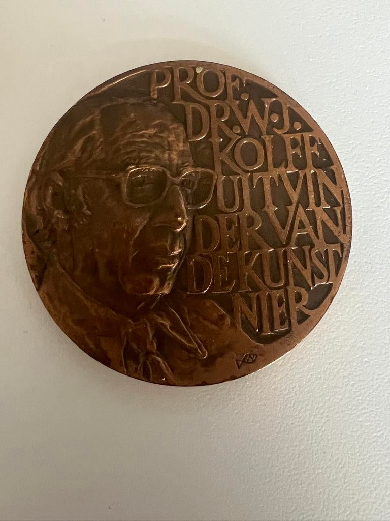 Exclusieve bronzen penning Willem Kolff –uitvinder kunstnier, Postzegels en Munten, Penningen en Medailles, Ophalen, Brons