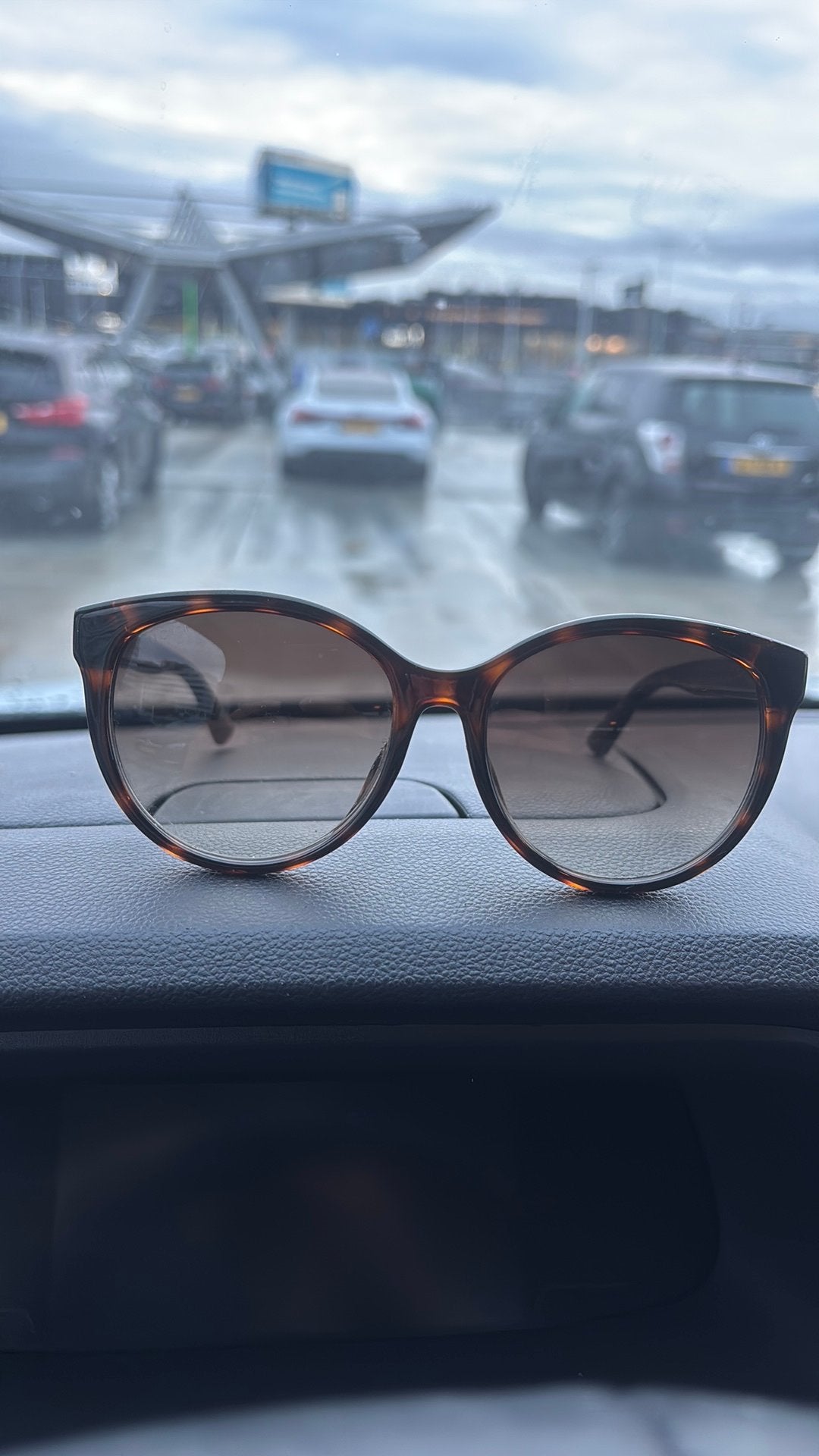 Gucci zonnebril Dames, Ophalen of Verzenden, Zo goed als nieuw, Overige merken