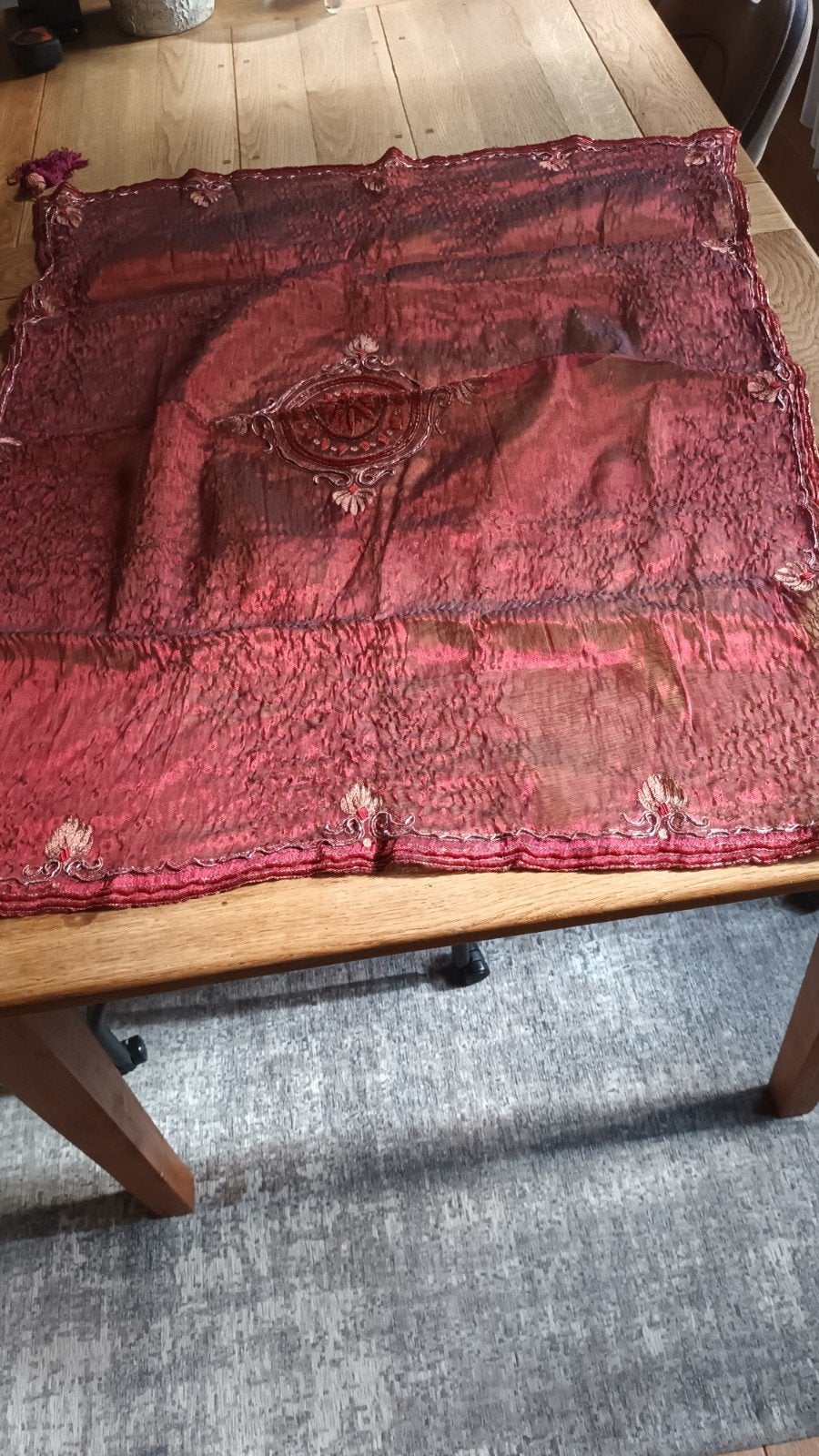 Decoratieve Oosterse Sjaal/Wandkleed/Tafelkleed - Rood met B, Ophalen of Verzenden