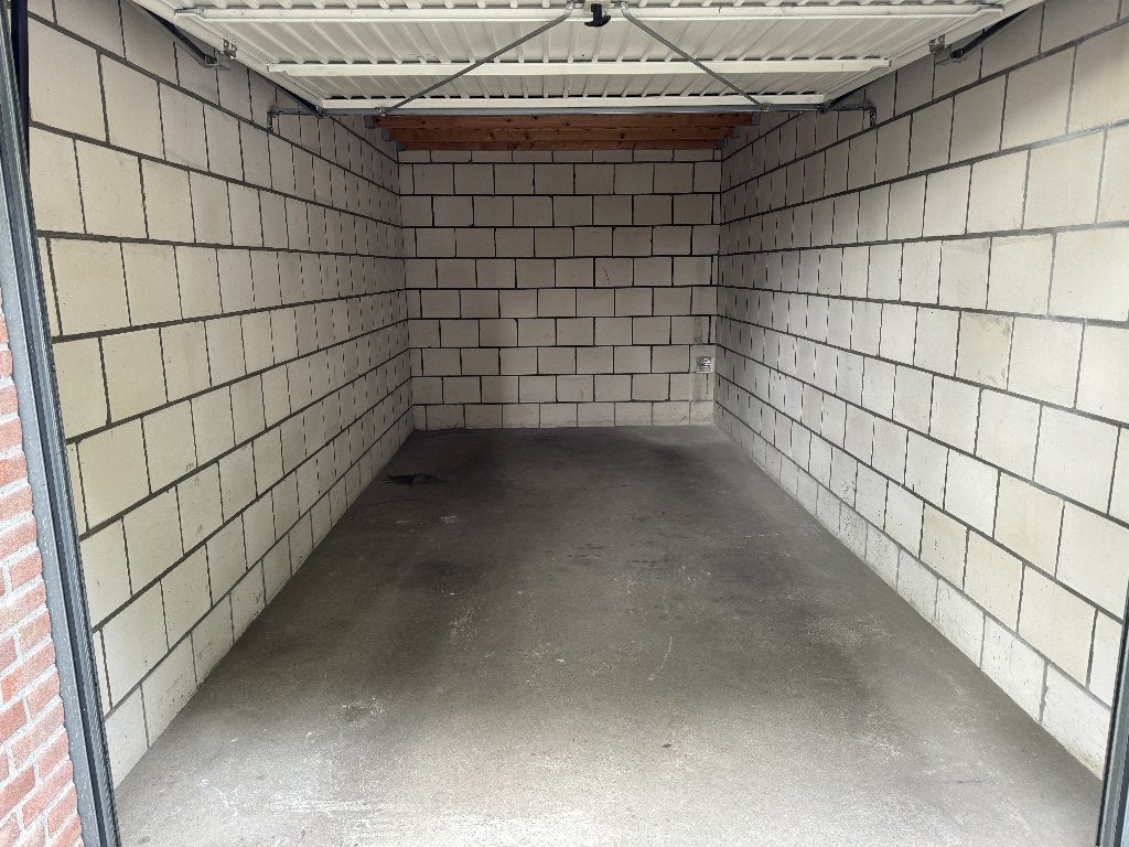 Garagebox te huur Eindhoven bij JF Kennedylaan, Sterrenlaan, Ophalen, Zo goed als nieuw