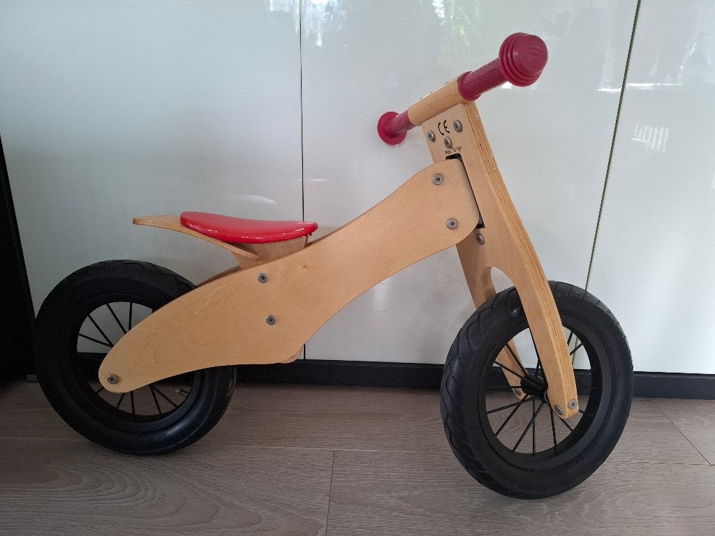 Houten loopfiets met rode accenten, Ophalen, Gebruikt, Loopfiets