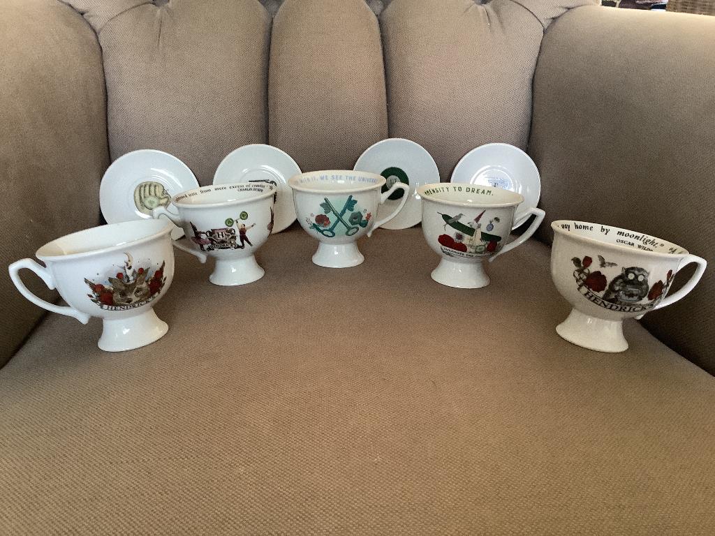 Hendrick’s gin 5 x kop en 4x schotel, citaat aan binnenzijde, Ophalen of Verzenden, Zo goed als nieuw, Porselein, Kop en/of schotel