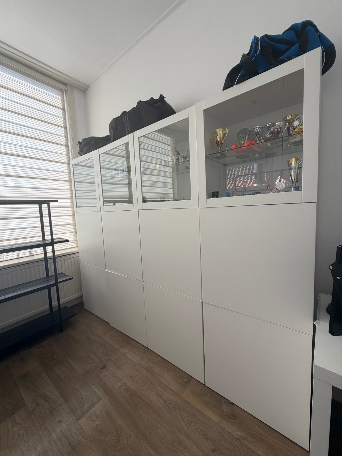 Witte kastenwand met vitrinedelen en opbergruimte, Huis en Inrichting, Kasten | Kledingkasten, Ophalen, Gebruikt, 200 cm of meer