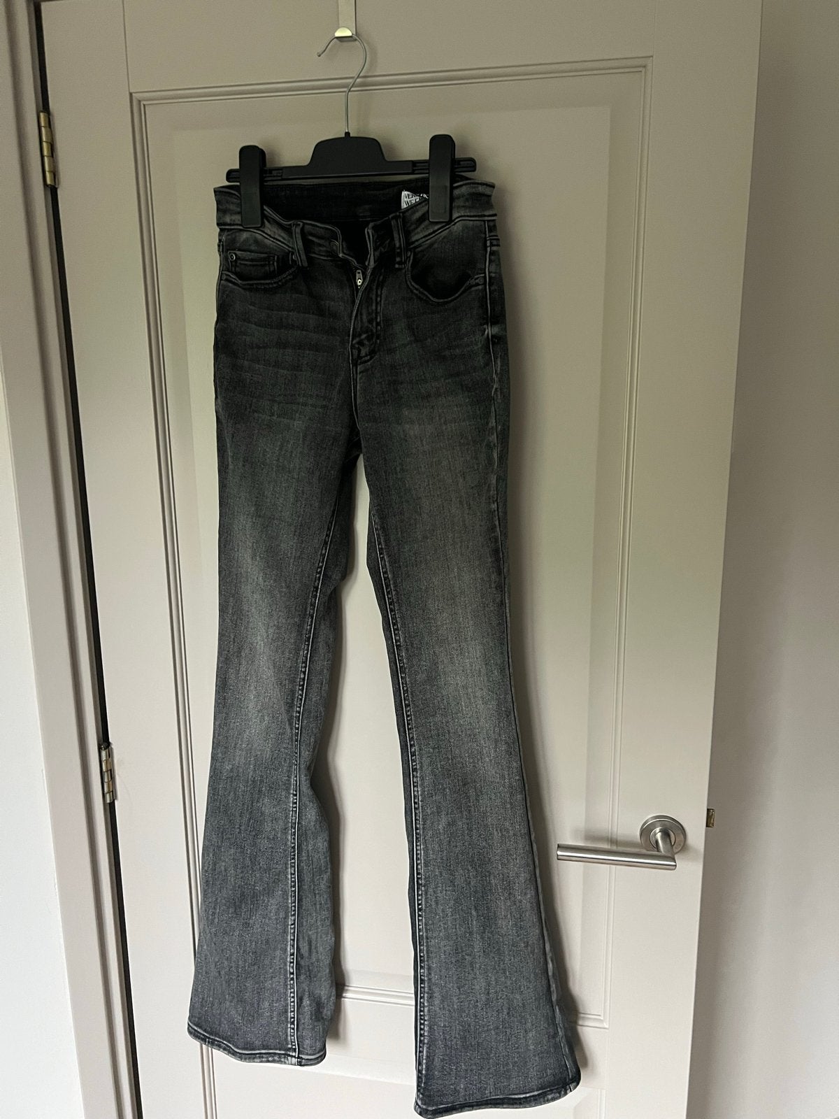 Vero Moda flared jeans grijs - maat xs/34, Ophalen of Verzenden, Zo goed als nieuw, Grijs, W27 (confectie 34) of kleiner