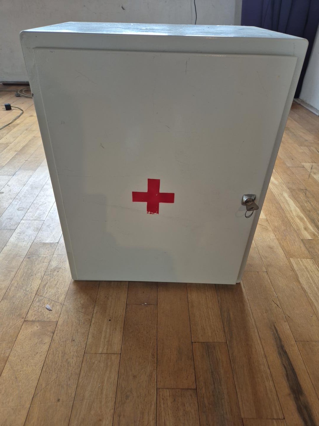 Vintage medicijnkast/EHBO-kast met rood kruis en sleutel, Ophalen